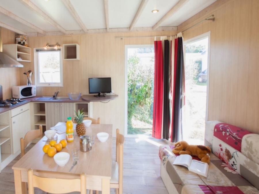 Camping Pas Cher vous présente avec son site Officiel campingpascher.fr, le Camping Le Moteno classé 4 étoiles, situé sur la commune de Plouhinec dans le département Morbihan (Bretagne) en France. Le camping Le Moteno vous propose un hébergement de type chalet de 30 m² pour 6 personnes (télévision). L'établissement vous propose 16 autres types d'hébergements. Découvrez tous nos séjours à petits prix dans la commune et aux alentours de Plouhinec du département : Morbihan (Bretagne). Les Avis clients pour le Camping Le Moteno sont de 7 sur 10. Parc aquatique, Piscine couverte, Piscine extérieure, Animations familiales, Club enfants, Aire de jeux enfants, Ping-pong, Pétanque, Salle de fitness, Structure gonflable enfants, Terrain de football, Terrain multisports, Bar, Dépôt de pain, Plats à emporter, Restaurant, Snack/Bar, Épicerie,... En savoir plus : cliquez-ICI.