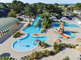 Camping Pas Cher vous présente avec son site Officiel campingpascher.fr, le Camping Le Moteno classé 4 étoiles, situé sur la commune de Plouhinec dans le département Morbihan (Bretagne) en France. Le camping Le Moteno vous propose un hébergement de type mobil-home de 40 m² avec climatisation (télévision). L'établissement vous propose 16 autres types d'hébergements. Découvrez tous nos séjours à petits prix dans la commune et aux alentours de Plouhinec du département : Morbihan (Bretagne). Les Avis clients pour le Camping Le Moteno sont de 7 sur 10. Parc aquatique, Piscine couverte, Piscine extérieure, Animations familiales, Club enfants, Aire de jeux enfants, Ping-pong, Pétanque, Salle de fitness, Structure gonflable enfants, Terrain de football, Terrain multisports, Bar, Dépôt de pain, Plats à emporter, Restaurant, Snack/Bar, Épicerie,... En savoir plus : cliquez-ICI.