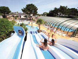 Camping Pas Cher vous présente avec son site Officiel campingpascher.fr, le Camping Le Moteno classé 4 étoiles, situé sur la commune de Plouhinec dans le département Morbihan (Bretagne) en France. Le camping Le Moteno vous propose un hébergement de type chalet de 30 m² pour 6 personnes (télévision). L'établissement vous propose 7 autres types d'hébergements. Découvrez tous nos séjours à petits prix dans la commune et aux alentours de Plouhinec du département : Morbihan (Bretagne). Les Avis clients pour le Camping Le Moteno sont excellents avec une note moyenne de 8 sur 10. Parc aquatique, Piscine couverte, Piscine extérieure, Animations familiales, Club enfants, Aire de jeux enfants, Ping-pong, Pétanque, Salle de fitness, Structure gonflable enfants, Terrain de football, Terrain multisports, Bar, Dépôt de pain, Plats à emporter, Restaurant, Snack/Bar, Épicerie,... En savoir plus : cliquez-ICI.