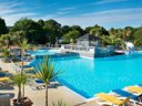 Camping Pas Cher vous présente avec son site Officiel campingpascher.fr, le Camping Siblu Domaine De Kerlann - Funpass Inclus classé 4 étoiles, situé sur la commune de Pont Aven dans le département Finistère (Bretagne) en France. Le camping Siblu Domaine De Kerlann - Funpass Inclus, vous présente un hébergement de type mobil-home pour 6 personnes. Le camping Siblu Domaine De Kerlann - Funpass Inclus vous proposeun séjour PAS CHER avec une REMISEdu lundi 08 juin au lundi 15 juin 2026, en promotion à -30% pour 7 nuits à 206,50 € au lieu de 295,0 € soit une Économie de 88,50 €. Cette location propose 88 dates différentes pour réserver votre séjour. Découvrez également les 10 autres gammes d'hébergements du camping. Les Avis clients pour le Camping Siblu Domaine De Kerlann - Funpass Inclus sont excellents avec une note moyenne de 8 sur 10. Parc aquatique, Piscine couverte, Piscine extérieure, Animations familiales, Club ados, Club enfants, Aire de jeux enfants, Centre équestre, Court de tennis, Structure gonflable enfants, Terrain multisports, Bar, Dépôt de pain, Snack/Bar, Épicerie,... En savoir plus : cliquez-ICI.