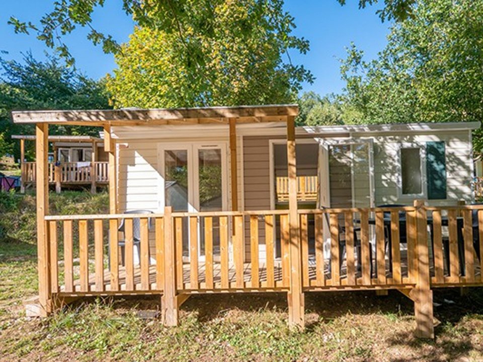 Camping Pas Cher vous présente avec son site Officiel campingpascher.fr, le Établissement Les Terrasses Du Lac, situé sur la commune de Pont De Salars dans le département Aveyron (Midi-pyrénées) en France. L'établissement Les Terrasses Du Lac vous propose un hébergement de type mobil-home de 25 m². L'établissement vous propose 10 autres types d'hébergements. Découvrez tous nos séjours à petits prix dans la commune et aux alentours de Pont De Salars du département : Aveyron (Midi-pyrénées).... En savoir plus : cliquez-ICI.