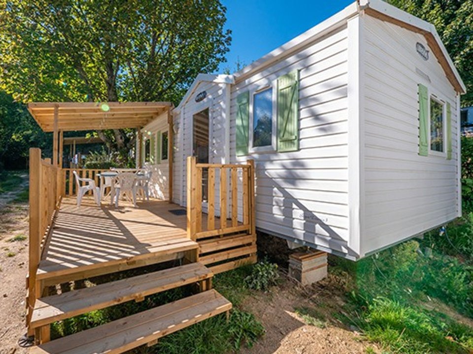 Camping Pas Cher vous présente avec son site Officiel campingpascher.fr, le Établissement Les Terrasses Du Lac, situé sur la commune de Pont De Salars dans le département Aveyron (Midi-pyrénées) en France. L'établissement Les Terrasses Du Lac vous propose un hébergement de type mobil-home de 31 m². L'établissement vous propose 10 autres types d'hébergements. Découvrez tous nos séjours à petits prix dans la commune et aux alentours de Pont De Salars du département : Aveyron (Midi-pyrénées).... En savoir plus : cliquez-ICI.
