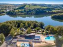 Camping Pas Cher vous présente avec son site Officiel campingpascher.fr, le Établissement Les Terrasses Du Lac, situé sur la commune de Pont De Salars dans le département Aveyron (Midi-pyrénées) en France. L'établissement Les Terrasses Du Lac vous propose un hébergement de type mobil-home de 33 m². L'établissement vous propose 10 autres types d'hébergements. Découvrez tous nos séjours à petits prix dans la commune et aux alentours de Pont De Salars du département : Aveyron (Midi-pyrénées).... En savoir plus : cliquez-ICI.