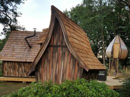 Camping Pas Cher vous présente avec son site Officiel campingpascher.fr, le Camping Entre Terre Et Mer classé 3 étoiles, situé sur la commune de Pont Scorff dans le département Morbihan (Bretagne) en France. Le camping Entre Terre Et Mer vous propose un hébergement de type hébergement insolite. L'établissement vous propose 11 autres types d'hébergements. Découvrez tous nos séjours à petits prix dans la commune et aux alentours de Pont Scorff du département : Morbihan (Bretagne). Les Avis clients pour le Camping Entre Terre Et Mer sont excellents avec une note moyenne de 8 sur 10. MerRivièreÉtang, Piscine chauffée, Piscine couverte, Animations familiales, Club enfants, Aire de jeux enfants, Baby-foot, Canoë-kayak, Cyclisme, Ping-pong, Pétanque, Randonnée, Salle de fitness, Salle de jeux vidéo, Structure gonflable enfants, Terrain multisports, Trampoline, Bar, Boulangerie, Bureau de tabac, Dépôt de pain, Food truck, Station-service, Supermarché, Épicerie,... En savoir plus : cliquez-ICI.