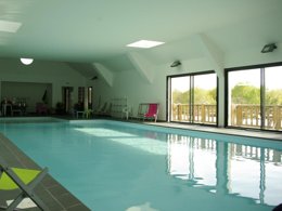Camping Pas Cher vous présente avec son site Officiel campingpascher.fr, le Camping Ty Nenez classé 3 étoiles, situé sur la commune de Pont Scorff dans le département Morbihan (Bretagne) en France. Le camping Ty Nenez, vous présente un hébergement de type mobil-home de 21 m² pour 1 personne et télévision. Le camping Ty Nenez vous propose du dimanche 20 septembre au dimanche 27 septembre 2026, en promotion à -13% pour 7 nuits à 256,90 € au lieu de 296,5 € soit une Économie de 39,60 €. Cette location propose 45 dates différentes pour réserver votre séjour. Découvrez également les 12 autres gammes d'hébergements du camping. Les Avis clients pour le Camping Ty Nenez sont excellents avec une note moyenne de 8 sur 10. Piscine chauffée, Piscine couverte, Aire de jeux enfants, Canoë-kayak, Cyclisme, Pétanque, Randonnée, Structure gonflable enfants, Trampoline, Dépôt de pain, Plats à emporter, Snack/Bar,... En savoir plus : cliquez-ICI.
