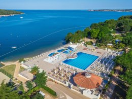 Camping Pas Cher vous présente avec son site Officiel campingpascher.fr, le Établissement Lanterna Premium Resort, situé sur la commune de Porec dans le département Istrie (Istrie) en Croatie. L'établissement Lanterna Premium Resort vous propose un hébergement de type mobil-home de 26 m². L'établissement vous propose 15 autres types d'hébergements. Découvrez tous nos séjours à petits prix dans la commune et aux alentours de Porec du département : Istrie (Istrie).... En savoir plus : cliquez-ICI.