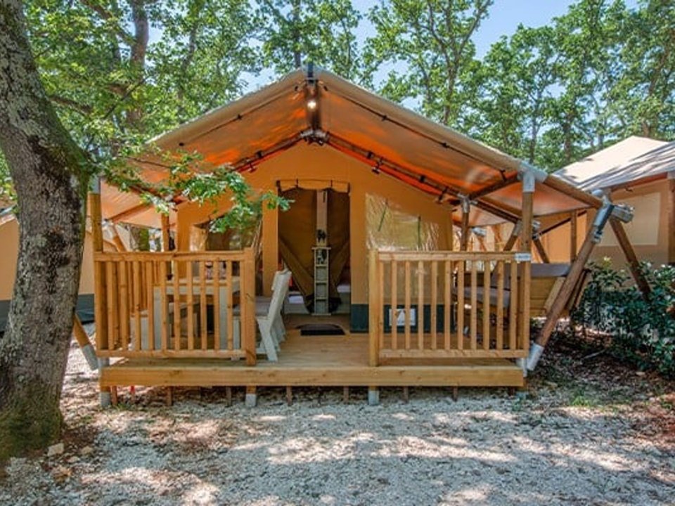 Camping Pas Cher vous présente avec son site Officiel campingpascher.fr, le Établissement Bijela Uvala, situé sur la commune de Porec dans le département Istrie (Istrie) en Croatie. L'établissement Bijela Uvala vous propose un hébergement de type tente toile et bois. L'établissement vous propose 5 autres types d'hébergements. Découvrez tous nos séjours à petits prix dans la commune et aux alentours de Porec du département : Istrie (Istrie).... En savoir plus : cliquez-ICI.