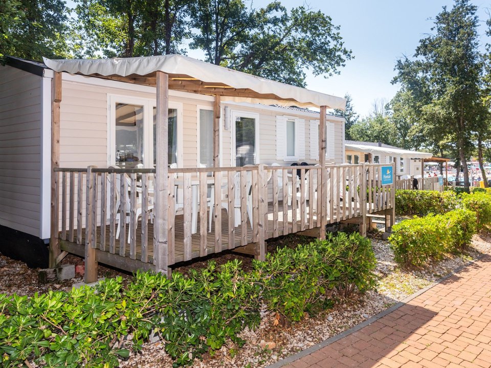 Camping Pas Cher vous présente avec son site Officiel campingpascher.fr, le Établissement Bijela Uvala, situé sur la commune de Porec dans le département Istrie (Istrie) en Croatie. L'établissement Bijela Uvala vous propose un hébergement de type mobil-home de 32 m². L'établissement vous propose 5 autres types d'hébergements. Découvrez tous nos séjours à petits prix dans la commune et aux alentours de Porec du département : Istrie (Istrie).... En savoir plus : cliquez-ICI.