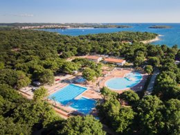 Camping Pas Cher vous présente avec son site Officiel campingpascher.fr, le Établissement Bijela Uvala, situé sur la commune de Porec dans le département Istrie (Istrie) en Croatie. L'établissement Bijela Uvala vous propose un hébergement de type mobil-home de 33 m². L'établissement vous propose 5 autres types d'hébergements. Découvrez tous nos séjours à petits prix dans la commune et aux alentours de Porec du département : Istrie (Istrie).... En savoir plus : cliquez-ICI.