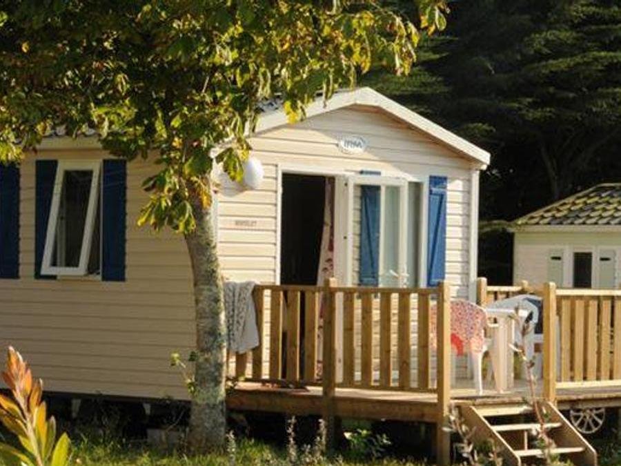 Camping Pas Cher vous présente avec son site Officiel campingpascher.fr, le Camping Flower La Grande Plage classé 3 étoiles, situé sur la commune de Plobannalec Lesconil dans le département Finistère (Bretagne) en France. Le camping Flower La Grande Plage vous propose un hébergement de type mobil-home de 16 m² pour 3 personnes (télévision). L'établissement vous propose 17 autres types d'hébergements. Découvrez tous nos séjours à petits prix dans la commune et aux alentours de Plobannalec Lesconil du département : Finistère (Bretagne). Les Avis clients pour le Camping Flower La Grande Plage sont excellents avec une note moyenne de 8 sur 10. Parc aquatique, Piscine chauffée, Piscine extérieure, Animations familiales, Club enfants, Aire de jeux enfants, Baby-foot, Canoë-kayak, Centre équestre, Ping-pong, Piscine, Plongée, Pétanque, Randonnée, Bar, Dépôt de pain, Pizzeria, Plats à emporter, Snack/Bar,... En savoir plus : cliquez-ICI.