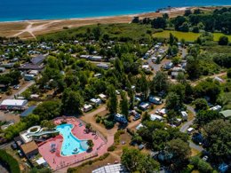 Camping Pas Cher vous présente avec son site Officiel campingpascher.fr, le Camping Flower La Grande Plage classé 3 étoiles, situé sur la commune de Plobannalec Lesconil dans le département Finistère (Bretagne) en France. Le camping Flower La Grande Plage vous propose un hébergement de type mobil-home de 27 m² (télévision). L'établissement vous propose 17 autres types d'hébergements. Découvrez tous nos séjours à petits prix dans la commune et aux alentours de Plobannalec Lesconil du département : Finistère (Bretagne). Les Avis clients pour le Camping Flower La Grande Plage sont excellents avec une note moyenne de 8 sur 10. Parc aquatique, Piscine chauffée, Piscine extérieure, Animations familiales, Club enfants, Aire de jeux enfants, Baby-foot, Canoë-kayak, Centre équestre, Ping-pong, Piscine, Plongée, Pétanque, Randonnée, Bar, Dépôt de pain, Pizzeria, Plats à emporter, Snack/Bar,... En savoir plus : cliquez-ICI.