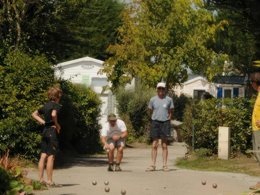 Camping Pas Cher vous présente avec son site Officiel campingpascher.fr, le Camping Flower La Grande Plage classé 3 étoiles, situé sur la commune de Plobannalec Lesconil dans le département Finistère (Bretagne) en France. Le camping Flower La Grande Plage vous propose un hébergement de type mobil-home de 27 m² (télévision). L'établissement vous propose 17 autres types d'hébergements. Découvrez tous nos séjours à petits prix dans la commune et aux alentours de Plobannalec Lesconil du département : Finistère (Bretagne). Les Avis clients pour le Camping Flower La Grande Plage sont excellents avec une note moyenne de 8 sur 10. Parc aquatique, Piscine chauffée, Piscine extérieure, Animations familiales, Club enfants, Aire de jeux enfants, Baby-foot, Canoë-kayak, Centre équestre, Ping-pong, Piscine, Plongée, Pétanque, Randonnée, Bar, Dépôt de pain, Pizzeria, Plats à emporter, Snack/Bar,... En savoir plus : cliquez-ICI.