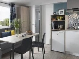 Camping Pas Cher vous présente avec son site Officiel campingpascher.fr, le Camping Flower La Grande Plage classé 3 étoiles, situé sur la commune de Plobannalec Lesconil dans le département Finistère (Bretagne) en France. Le camping Flower La Grande Plage vous propose un hébergement de type mobil-home de 27 m² (télévision). L'établissement vous propose 17 autres types d'hébergements. Découvrez tous nos séjours à petits prix dans la commune et aux alentours de Plobannalec Lesconil du département : Finistère (Bretagne). Les Avis clients pour le Camping Flower La Grande Plage sont excellents avec une note moyenne de 8 sur 10. Parc aquatique, Piscine chauffée, Piscine extérieure, Animations familiales, Club enfants, Aire de jeux enfants, Baby-foot, Canoë-kayak, Centre équestre, Ping-pong, Piscine, Plongée, Pétanque, Randonnée, Bar, Dépôt de pain, Pizzeria, Plats à emporter, Snack/Bar,... En savoir plus : cliquez-ICI.