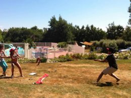 Camping Pas Cher vous présente avec son site Officiel campingpascher.fr, le Camping Flower La Grande Plage classé 3 étoiles, situé sur la commune de Plobannalec Lesconil dans le département Finistère (Bretagne) en France. Le camping Flower La Grande Plage, vous présente un hébergement de type bungalow de 20 m². Le camping Flower La Grande Plage vous propose du mardi 26 mai au mardi 02 juin 2026 pour 7 nuits à 252€. Cette location propose 45 dates différentes pour réserver votre séjour. Découvrez également les 17 autres gammes d'hébergements du camping. Les Avis clients pour le Camping Flower La Grande Plage sont excellents avec une note moyenne de 8 sur 10. Parc aquatique, Piscine chauffée, Piscine extérieure, Animations familiales, Club enfants, Aire de jeux enfants, Baby-foot, Canoë-kayak, Centre équestre, Ping-pong, Piscine, Plongée, Pétanque, Randonnée, Bar, Dépôt de pain, Pizzeria, Plats à emporter, Snack/Bar,... En savoir plus : cliquez-ICI.