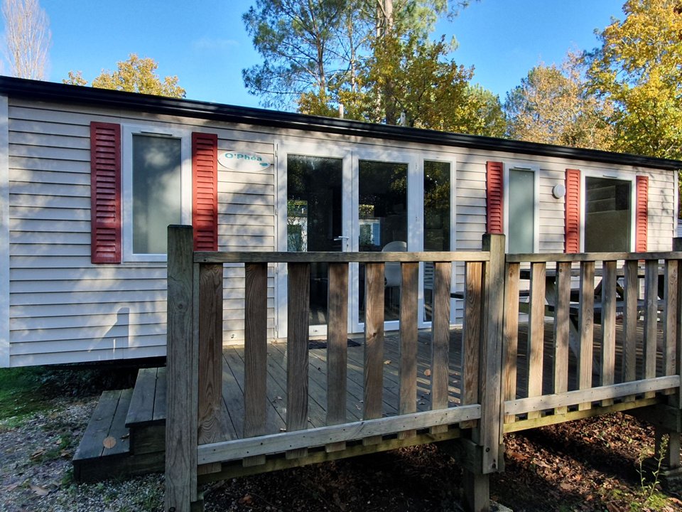 Camping Pas Cher vous présente avec son site Officiel campingpascher.fr, le Camping Le Saint Laurent classé 3 étoiles, situé sur la commune de Ploemel dans le département Morbihan (Bretagne) en France. Le camping Le Saint Laurent vous propose un hébergement de type mobil-home de 32 m² pour 6 personnes (télévision). L'établissement vous propose 4 autres types d'hébergements. Découvrez tous nos séjours à petits prix dans la commune et aux alentours de Ploemel du département : Morbihan (Bretagne). Les Avis clients pour le Camping Le Saint Laurent sont excellents avec une note moyenne de 8 sur 10. Piscine chauffée, Piscine couverte, Animations familiales, Aire de jeux enfants, Cyclisme, Golf, Ping-pong, Pétanque, Randonnée, Structure gonflable enfants, Terrain de volley-ball, Dépôt de pain, Pizzeria, Plats à emporter, Snack/Bar, Épicerie,... En savoir plus : cliquez-ICI.