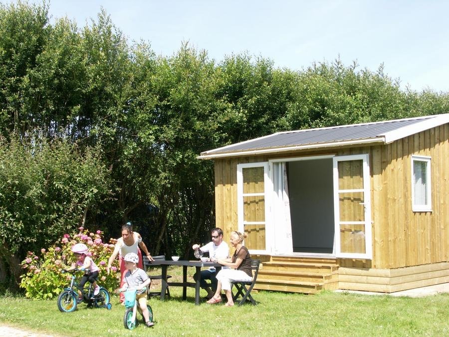 Camping Pas Cher vous présente avec son site Officiel campingpascher.fr, le Camping De La Mer classé 2 étoiles, situé sur la commune de Ploeven dans le département Finistère (Bretagne) en France. Le camping De La Mer, vous présente un hébergement de type mobil-home de 21 m². Le camping De La Mer vous propose du mercredi 10 juin au mercredi 17 juin 2026 pour 7 nuits à 231€. Cette location propose 11 dates différentes pour réserver votre séjour. Découvrez également les 6 autres gammes d'hébergements du camping. Les Avis clients pour le Camping De La Mer sont excellents avec une note moyenne de 8 sur 10. Mer, Aire de jeux enfants, Paddle, Pétanque, Randonnée, Surf, Bar, Dépôt de pain, Plats à emporter, Snack/Bar, Épicerie,... En savoir plus : cliquez-ICI.
