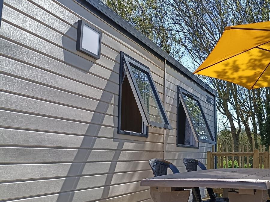 Camping Pas Cher vous présente avec son site Officiel campingpascher.fr, le Camping De La Mer classé 2 étoiles, situé sur la commune de Ploeven dans le département Finistère (Bretagne) en France. Le camping De La Mer vous propose un hébergement de type mobil-home de 34 m² pour 2 personnes. Cet hébergement propose plus de 10 dates différentes pour réserver ! Pour dévouvrir la période la moins chère, consultez la rubrique 'Tarifs' et sélectionnez votre mois de départ. L'établissement vous propose 4 autres types d'hébergements. Découvrez tous nos séjours à petits prix dans la commune et aux alentours de Ploeven du département : Finistère (Bretagne). Les Avis clients pour le Camping De La Mer sont excellents avec une note moyenne de 8 sur 10. Mer, Aire de jeux enfants, Paddle, Pétanque, Randonnée, Surf, Bar, Dépôt de pain, Plats à emporter, Snack/Bar, Épicerie,... En savoir plus : cliquez-ICI.