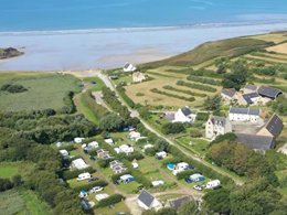 Camping Pas Cher vous présente avec son site Officiel campingpascher.fr, le Camping De La Mer classé 2 étoiles, situé sur la commune de Ploeven dans le département Finistère (Bretagne) en France. Le camping De La Mer vous propose un hébergement de type mobil-home de 31 m² pour 1 personne. L'établissement vous propose 6 autres types d'hébergements. Découvrez tous nos séjours à petits prix dans la commune et aux alentours de Ploeven du département : Finistère (Bretagne). Les Avis clients pour le Camping De La Mer sont excellents avec une note moyenne de 8 sur 10. Mer, Aire de jeux enfants, Paddle, Pétanque, Randonnée, Surf, Bar, Dépôt de pain, Plats à emporter, Snack/Bar, Épicerie,... En savoir plus : cliquez-ICI.