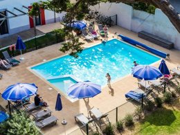 Camping Pas Cher vous présente avec son site Officiel campingpascher.fr, la Résidence Odalys Référence De La Plage classé 4 étoiles, située sur la commune de Pornichet dans le département Loire-atlantique (Pays De La Loire) en France. La résidence Odalys Référence De La Plage, vous présente un hébergement de type appartement de 45 m² pour 2 personnes et télévision. La résidence Odalys Référence De La Plage vous propose du sam. 13 décembre au sam. 20 décembre 2025 avec un DÉPART DEMAIN pour 7 nuits à 499€. Cette location propose 37 dates différentes pour réserver votre séjour. Découvrez également les 11 autres gammes d'hébergements de la résidence. Les Avis clients pour la Résidence Odalys Référence De La Plage sont excellents avec une note moyenne de 8 sur 10. Mer, Piscine chauffée, Piscine extérieure, Club enfants, Golf, Plongée,... En savoir plus : cliquez-ICI.