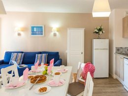 Camping Pas Cher vous présente avec son site Officiel campingpascher.fr, la Résidence Odalys Référence De La Plage classé 4 étoiles, située sur la commune de Pornichet dans le département Loire-atlantique (Pays De La Loire) en France. La résidence Odalys Référence De La Plage, vous présente un hébergement de type studio de 20 m² et télévision. La résidence Odalys Référence De La Plage vous propose du sam. 03 janvier au sam. 10 janvier 2026 pour 7 nuits à 299€. Cette location propose 43 dates différentes pour réserver votre séjour. Découvrez également les 11 autres gammes d'hébergements de la résidence. Les Avis clients pour la Résidence Odalys Référence De La Plage sont excellents avec une note moyenne de 8 sur 10. Mer, Piscine chauffée, Piscine extérieure, Club enfants, Golf, Plongée,... En savoir plus : cliquez-ICI.