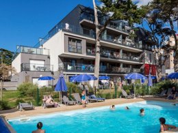 Camping Pas Cher vous présente avec son site Officiel campingpascher.fr, la Résidence Odalys Référence De La Plage classé 4 étoiles, située sur la commune de Pornichet dans le département Loire-atlantique (Pays De La Loire) en France. La résidence Odalys Référence De La Plage, vous présente un hébergement de type appartement de 30 m² et télévision. La résidence Odalys Référence De La Plage vous propose du sam. 13 décembre au sam. 20 décembre 2025 avec un DÉPART DEMAIN pour 7 nuits à 419€. Cette location propose 35 dates différentes pour réserver votre séjour. Découvrez également les 11 autres gammes d'hébergements de la résidence. Les Avis clients pour la Résidence Odalys Référence De La Plage sont excellents avec une note moyenne de 8 sur 10. Mer, Piscine chauffée, Piscine extérieure, Club enfants, Golf, Plongée,... En savoir plus : cliquez-ICI.