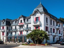 Camping Pas Cher vous présente avec son site Officiel campingpascher.fr, la Résidence Odalys Référence De La Plage classé 4 étoiles, située sur la commune de Pornichet dans le département Loire-atlantique (Pays De La Loire) en France. La résidence Odalys Référence De La Plage, vous présente un hébergement de type studio de 25 m² pour 2 personnes et télévision. La résidence Odalys Référence De La Plage vous propose du sam. 13 décembre au sam. 20 décembre 2025 avec un DÉPART DEMAIN pour 7 nuits à 329€. Cette location propose 41 dates différentes pour réserver votre séjour. Découvrez également les 11 autres gammes d'hébergements de la résidence. Les Avis clients pour la Résidence Odalys Référence De La Plage sont excellents avec une note moyenne de 8 sur 10. Mer, Piscine chauffée, Piscine extérieure, Club enfants, Golf, Plongée,... En savoir plus : cliquez-ICI.