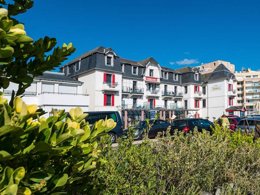 Camping Pas Cher vous présente avec son site Officiel campingpascher.fr, la Résidence Odalys Référence De La Plage classé 4 étoiles, située sur la commune de Pornichet dans le département Loire-atlantique (Pays De La Loire) en France. La résidence Odalys Référence De La Plage, vous présente un hébergement de type appartement de 30 m² et télévision. La résidence Odalys Référence De La Plage vous propose du sam. 13 décembre au sam. 20 décembre 2025 avec un DÉPART DEMAIN pour 7 nuits à 349€. Cette location propose 38 dates différentes pour réserver votre séjour. Découvrez également les 11 autres gammes d'hébergements de la résidence. Les Avis clients pour la Résidence Odalys Référence De La Plage sont excellents avec une note moyenne de 8 sur 10. Mer, Piscine chauffée, Piscine extérieure, Club enfants, Golf, Plongée,... En savoir plus : cliquez-ICI.