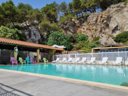 Camping Pas Cher vous présente avec son site Officiel campingpascher.fr, le Camping Cap Du Roc classé 4 étoiles, situé sur la commune de Port La Nouvelle dans le département Aude (Languedoc Roussillon) en France. Le camping Cap Du Roc, vous présente un hébergement de type mobil-home. Le camping Cap Du Roc vous propose du sam. 13 juin au sam. 20 juin 2026 pour 7 nuits à 363€. Cette location propose 12 dates différentes pour réserver votre séjour. Découvrez également les 4 autres gammes d'hébergements du camping. Les Avis clients pour le Camping Cap Du Roc sont excellents avec une note moyenne de 8 sur 10. Mer, Piscine chauffée, Piscine extérieure, Animations familiales, Aire de jeux enfants, Baby-foot, Pétanque, Voile, Bar, Dépôt de pain, Plats à emporter, Snack/Bar,... En savoir plus : cliquez-ICI.