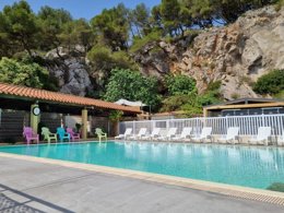 Camping Pas Cher vous présente avec son site Officiel campingpascher.fr, le Camping Cap Du Roc classé 4 étoiles, situé sur la commune de Port La Nouvelle dans le département Aude (Languedoc Roussillon) en France. Le camping Cap Du Roc, vous présente un hébergement de type mobil-home. Le camping Cap Du Roc vous propose du sam. 13 juin au sam. 20 juin 2026 pour 7 nuits à 363€. Cette location propose 12 dates différentes pour réserver votre séjour. Découvrez également les 4 autres gammes d'hébergements du camping. Les Avis clients pour le Camping Cap Du Roc sont excellents avec une note moyenne de 8 sur 10. Mer, Piscine chauffée, Piscine extérieure, Animations familiales, Aire de jeux enfants, Baby-foot, Pétanque, Voile, Bar, Dépôt de pain, Plats à emporter, Snack/Bar,... En savoir plus : cliquez-ICI.