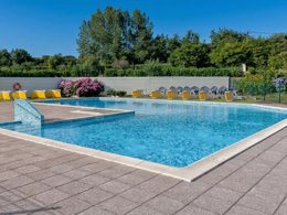 Camping Pas Cher vous présente avec son site Officiel campingpascher.fr, le Camping Domaine Du Launay classé 3 étoiles, situé sur la commune de Plouézec dans le département Côtes-d'armor (Bretagne) en France. Le camping Domaine Du Launay, vous présente un hébergement de type mobil-home et télévision. Le camping Domaine Du Launay vous propose du mardi 09 juin au mardi 16 juin 2026 avec un DÉPART DEMAIN pour 7 nuits à 338.57€. Cette location propose 7 dates différentes pour réserver votre séjour. Découvrez également les 4 autres gammes d'hébergements du camping. Les Avis clients pour le Camping Domaine Du Launay sont excellents avec une note moyenne de 8 sur 10. Piscine couverte, Piscine extérieure, Animations familiales, Club enfants, Aire de jeux enfants, Court de tennis, Ping-pong, Pétanque, Bar, Dépôt de pain, Épicerie,... En savoir plus : cliquez-ICI.