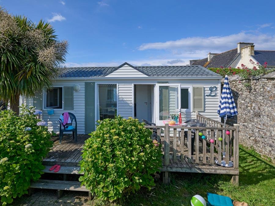 Camping Pas Cher vous présente avec son site Officiel campingpascher.fr, le Camping La Corniche classé 3 étoiles, situé sur la commune de Plozevet dans le département Finistère (Bretagne) en France. Le camping La Corniche, vous présente un hébergement de type mobil-home de 30 m². Le camping La Corniche vous propose du sam. 05 septembre au sam. 12 septembre 2026, en promotion à -18% pour 7 nuits à 294 € au lieu de 358,54 € soit une Économie de 64,54 €. Cette location propose 8 dates différentes pour réserver votre séjour. Découvrez également les 5 autres gammes d'hébergements du camping. Les Avis clients pour le Camping La Corniche sont de 7 sur 10. MerÉtang, Piscine chauffée, Piscine couverte, Animations familiales, Aire de jeux enfants, Baby-foot, Centre équestre, Ping-pong, Pétanque, Randonnée, Structure gonflable enfants, Terrain de football, Bar, Dépôt de pain, Food truck, Restaurant, Station-service, Épicerie,... En savoir plus : cliquez-ICI.