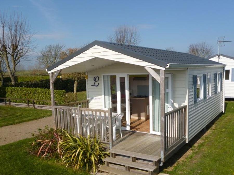 Camping Pas Cher vous présente avec son site Officiel campingpascher.fr, le Camping La Corniche classé 3 étoiles, situé sur la commune de Plozevet dans le département Finistère (Bretagne) en France. Le camping La Corniche, vous présente un hébergement de type mobil-home de 24 m² et télévision. Le camping La Corniche vous propose du sam. 25 juillet au sam. 01 août 2026 pour 7 nuits à 693€. Cette location propose 1 dates différentes pour réserver votre séjour. Découvrez également les 8 autres gammes d'hébergements du camping. Les Avis clients pour le Camping La Corniche sont excellents avec une note moyenne de 8 sur 10. MerÉtang, Piscine chauffée, Piscine couverte, Animations familiales, Aire de jeux enfants, Baby-foot, Centre équestre, Ping-pong, Pétanque, Randonnée, Structure gonflable enfants, Terrain de football, Bar, Dépôt de pain, Food truck, Restaurant, Station-service, Épicerie,... En savoir plus : cliquez-ICI.