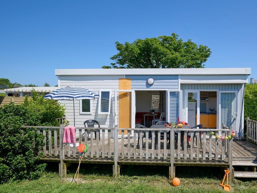Camping Pas Cher vous présente avec son site Officiel campingpascher.fr, le Camping La Corniche classé 3 étoiles, situé sur la commune de Plozevet dans le département Finistère (Bretagne) en France. Le camping La Corniche, vous présente un hébergement de type mobil-home de 30 m² et télévision. Le camping La Corniche vous propose du sam. 29 août au sam. 05 septembre 2026 pour 7 nuits à 344€. Cette location propose 9 dates différentes pour réserver votre séjour. Découvrez également les 7 autres gammes d'hébergements du camping. Les Avis clients pour le Camping La Corniche sont de 7 sur 10. MerÉtang, Piscine chauffée, Piscine couverte, Animations familiales, Aire de jeux enfants, Baby-foot, Centre équestre, Ping-pong, Pétanque, Randonnée, Structure gonflable enfants, Terrain de football, Bar, Dépôt de pain, Food truck, Restaurant, Station-service, Épicerie,... En savoir plus : cliquez-ICI.