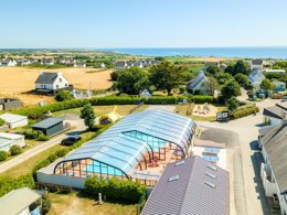 Camping Pas Cher vous présente avec son site Officiel campingpascher.fr, le Camping La Corniche classé 3 étoiles, situé sur la commune de Plozevet dans le département Finistère (Bretagne) en France. Le camping La Corniche, vous présente un hébergement de type mobil-home de 30 m² et télévision. Le camping La Corniche vous propose du dimanche 13 septembre au dimanche 20 septembre 2026 pour 7 nuits à 226€. Cette location propose 12 dates différentes pour réserver votre séjour. Découvrez également les 7 autres gammes d'hébergements du camping. Les Avis clients pour le Camping La Corniche sont de 7 sur 10. MerÉtang, Piscine chauffée, Piscine couverte, Animations familiales, Aire de jeux enfants, Baby-foot, Centre équestre, Ping-pong, Pétanque, Randonnée, Structure gonflable enfants, Terrain de football, Bar, Dépôt de pain, Food truck, Restaurant, Station-service, Épicerie,... En savoir plus : cliquez-ICI.