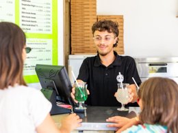 Camping Pas Cher vous présente avec son site Officiel campingpascher.fr, le Camping La Corniche classé 3 étoiles, situé sur la commune de Plozevet dans le département Finistère (Bretagne) en France. Le camping La Corniche, vous présente un hébergement de type mobil-home de 30 m² et télévision. Le camping La Corniche vous propose du lundi 25 mai au lundi 01 juin 2026, en promotion à -18% pour 7 nuits à 208 € au lieu de 253,66 € soit une Économie de 45,66 €. Cette location propose 70 dates différentes pour réserver votre séjour. Découvrez également les 3 autres gammes d'hébergements du camping. Les Avis clients pour le Camping La Corniche sont de 7 sur 10. MerÉtang, Piscine chauffée, Piscine couverte, Animations familiales, Aire de jeux enfants, Baby-foot, Centre équestre, Ping-pong, Pétanque, Randonnée, Structure gonflable enfants, Terrain de football, Bar, Dépôt de pain, Food truck, Restaurant, Station-service, Épicerie,... En savoir plus : cliquez-ICI.