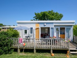 Camping Pas Cher vous présente avec son site Officiel campingpascher.fr, le Camping La Corniche classé 3 étoiles, situé sur la commune de Plozevet dans le département Finistère (Bretagne) en France. Le camping La Corniche, vous présente un hébergement de type mobil-home de 30 m² et télévision. Le camping La Corniche vous propose du lundi 25 mai au lundi 01 juin 2026, en promotion à -18% pour 7 nuits à 250 € au lieu de 304,88 € soit une Économie de 54,88 €. Cette location propose 84 dates différentes pour réserver votre séjour. Découvrez également les 3 autres gammes d'hébergements du camping. Les Avis clients pour le Camping La Corniche sont de 7 sur 10. MerÉtang, Piscine chauffée, Piscine couverte, Animations familiales, Aire de jeux enfants, Baby-foot, Centre équestre, Ping-pong, Pétanque, Randonnée, Structure gonflable enfants, Terrain de football, Bar, Dépôt de pain, Food truck, Restaurant, Station-service, Épicerie,... En savoir plus : cliquez-ICI.