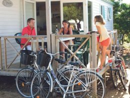 Camping Pas Cher vous présente avec son site Officiel campingpascher.fr, le Camping La Corniche classé 3 étoiles, situé sur la commune de Plozevet dans le département Finistère (Bretagne) en France. Le camping La Corniche, vous présente un hébergement de type mobil-home de 25 m² et télévision. Le camping La Corniche vous propose du dimanche 12 juillet au dimanche 19 juillet 2026, en promotion à -18% pour 7 nuits à 580 € au lieu de 707,32 € soit une Économie de 127,32 €. Cette location propose 42 dates différentes pour réserver votre séjour. Découvrez également les 3 autres gammes d'hébergements du camping. Les Avis clients pour le Camping La Corniche sont de 7 sur 10. MerÉtang, Piscine chauffée, Piscine couverte, Animations familiales, Aire de jeux enfants, Baby-foot, Centre équestre, Ping-pong, Pétanque, Randonnée, Structure gonflable enfants, Terrain de football, Bar, Dépôt de pain, Food truck, Restaurant, Station-service, Épicerie,... En savoir plus : cliquez-ICI.