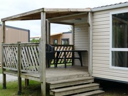 Camping Pas Cher vous présente avec son site Officiel campingpascher.fr, le Camping La Corniche classé 3 étoiles, situé sur la commune de Plozevet dans le département Finistère (Bretagne) en France. Le camping La Corniche, vous présente un hébergement de type mobil-home de 25 m² et télévision. Le camping La Corniche vous propose du sam. 12 septembre au sam. 19 septembre 2026, en promotion à -12% pour 7 nuits à 219 € au lieu de 249,0 € soit une Économie de 30 €. Cette location propose 19 dates différentes pour réserver votre séjour. Découvrez également les 2 autres gammes d'hébergements du camping. Les Avis clients pour le Camping La Corniche sont excellents avec une note moyenne de 8 sur 10. MerÉtang, Piscine chauffée, Piscine couverte, Animations familiales, Aire de jeux enfants, Baby-foot, Centre équestre, Ping-pong, Pétanque, Randonnée, Structure gonflable enfants, Terrain de football, Bar, Dépôt de pain, Food truck, Restaurant, Station-service, Épicerie,... En savoir plus : cliquez-ICI.