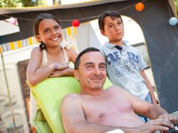 Camping Pas Cher vous présente avec son site Officiel campingpascher.fr, le Camping La Corniche classé 3 étoiles, situé sur la commune de Plozevet dans le département Finistère (Bretagne) en France. Le camping La Corniche, vous présente un hébergement de type mobil-home de 25 m² et télévision. Le camping La Corniche vous propose du sam. 12 septembre au sam. 19 septembre 2026, en promotion à -12% pour 7 nuits à 219 € au lieu de 249,0 € soit une Économie de 30 €. Cette location propose 19 dates différentes pour réserver votre séjour. Découvrez également les 2 autres gammes d'hébergements du camping. Les Avis clients pour le Camping La Corniche sont excellents avec une note moyenne de 8 sur 10. MerÉtang, Piscine chauffée, Piscine couverte, Animations familiales, Aire de jeux enfants, Baby-foot, Centre équestre, Ping-pong, Pétanque, Randonnée, Structure gonflable enfants, Terrain de football, Bar, Dépôt de pain, Food truck, Restaurant, Station-service, Épicerie,... En savoir plus : cliquez-ICI.