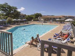 Camping Pas Cher vous présente avec son site Officiel campingpascher.fr, la Résidence Odalys Référence Acqua Linda classé 3 étoiles, située sur la commune de Poggio Mezzana dans le département Corse Du Nord (Corse) en France. La résidence Odalys Référence Acqua Linda vous propose un hébergement de type appartement de 44 m² avec climatisation (télévision). L'établissement vous propose 3 autres types d'hébergements. Découvrez tous nos séjours à petits prix dans la commune et aux alentours de Poggio Mezzana du département : Corse Du Nord (Corse). Les Avis clients pour la Résidence Odalys Référence Acqua Linda sont de 7 sur 10. Piscine extérieure, Club ados, Club enfants, Aire de jeux enfants, Centre équestre, Plongée, Pétanque, Terrain multisports,... En savoir plus : cliquez-ICI.
