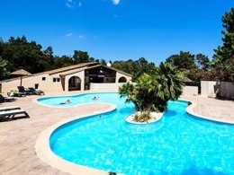 Camping Pas Cher vous présente avec son site Officiel campingpascher.fr, le Camping Campo Di Mare classé 3 étoiles, situé sur la commune de Porto-vecchio dans le département Corse Du Sud (Corse) en France. Le camping Campo Di Mare, vous présente un hébergement de type mobil-home de 33 m² avec climatisation et télévision. Le camping Campo Di Mare vous proposeun séjour PAS CHER avec une REMISEdu sam. 04 avril au sam. 11 avril 2026, en promotion à -35% pour 7 nuits à 489 € au lieu de 752,31 € soit une Économie de 263,31 €. Cette location propose 19 dates différentes pour réserver votre séjour. Découvrez également les 3 autres gammes d'hébergements du camping. Les Avis clients pour le Camping Campo Di Mare sont excellents avec une note moyenne de 8 sur 10. Mer, Piscine chauffée, Piscine extérieure, Aire de jeux enfants, Baby-foot, Ping-pong, Pétanque, Salle de jeux vidéo, Structure gonflable enfants, Bar, Dépôt de pain, Plats à emporter, Snack/Bar,... En savoir plus : cliquez-ICI.