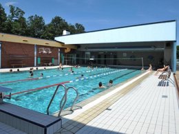 Camping Pas Cher vous présente avec son site Officiel campingpascher.fr, le Camping D'Hurongues classé 4 étoiles, situé sur la commune de Pomeys dans le département Rhône (Rhône Alpes) en France. Le camping D'Hurongues, vous présente un hébergement de type mobil-home de 28 m² pour 6 personnes. Le camping D'Hurongues vous propose du sam. 19 septembre au sam. 26 septembre 2026 pour 7 nuits à 417€. Cette location propose 4 dates différentes pour réserver votre séjour. Découvrez également les 2 autres gammes d'hébergements du camping. Les Avis clients pour le Camping D'Hurongues sont de 7 sur 10. Piscine couverte, Piscine extérieure, Animations familiales, Aire de jeux enfants, Centre équestre, Court de tennis, Cyclisme, Golf, Ping-pong, Pétanque, Randonnée, Structure gonflable enfants, Plats à emporter, Snack/Bar, Épicerie,... En savoir plus : cliquez-ICI.