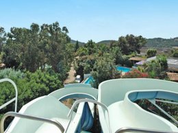 Camping Pas Cher vous présente avec son site Officiel campingpascher.fr, le Camping Pitrera Village classé 3 étoiles, situé sur la commune de Porto-vecchio dans le département Corse Du Sud (Corse) en France. Le camping Pitrera Village, vous présente un hébergement de type chalet. Le camping Pitrera Village vous proposeun séjour PAS CHER avec une REMISEdu dimanche 27 septembre au dimanche 04 octobre 2026, en promotion à -60% pour 7 nuits à 280 € au lieu de 708,0 € soit une Économie de 428 €. Cette location propose 6 dates différentes pour réserver votre séjour. Découvrez également les 1 autres gammes d'hébergements du camping. Les Avis clients pour le Camping Pitrera Village sont excellents avec une note moyenne de 8 sur 10. Piscine extérieure, Aire de jeux enfants, Centre équestre, Ping-pong, Randonnée, Pizzeria, Restaurant,... En savoir plus : cliquez-ICI.