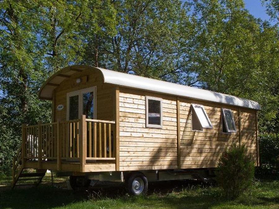 Camping Pas Cher vous présente avec son site Officiel campingpascher.fr, le Camping Des Pêcheurs classé 3 étoiles, situé sur la commune de Pont De Poitte dans le département Jura (Franche Comté) en France. Le camping Des Pêcheurs, vous présente un hébergement de type hébergement insolite de 21 m² pour 2 personnes. Le camping Des Pêcheurs vous propose du sam. 06 juin au sam. 13 juin 2026, en promotion à -28% pour 7 nuits à 300 € au lieu de 420,0 € soit une Économie de 120 €. Cette location propose 70 dates différentes pour réserver votre séjour. Découvrez également les 16 autres gammes d'hébergements du camping. Les Avis clients pour le Camping Des Pêcheurs sont excellents avec une note moyenne de 8 sur 10. LacRivière, Piscine couverte, Piscine extérieure, Aire de jeux enfants, Parcours sportif, Ping-pong, Pétanque, Randonnée, Terrain multisports, Boulangerie, Bureau de tabac, Créperie, Dépôt de pain, Supermarché,... En savoir plus : cliquez-ICI.