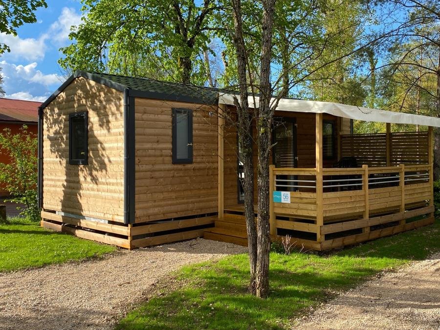 Camping Pas Cher vous présente avec son site Officiel campingpascher.fr, le Camping Des Pêcheurs classé 3 étoiles, situé sur la commune de Pont De Poitte dans le département Jura (Franche Comté) en France. Le camping Des Pêcheurs vous propose un hébergement de type mobil-home de 27 m² avec climatisation (télévision). L'établissement vous propose 16 autres types d'hébergements. Découvrez tous nos séjours à petits prix dans la commune et aux alentours de Pont De Poitte du département : Jura (Franche Comté). Les Avis clients pour le Camping Des Pêcheurs sont excellents avec une note moyenne de 8 sur 10. LacRivière, Piscine couverte, Piscine extérieure, Aire de jeux enfants, Parcours sportif, Ping-pong, Pétanque, Randonnée, Terrain multisports, Boulangerie, Bureau de tabac, Créperie, Dépôt de pain, Supermarché,... En savoir plus : cliquez-ICI.