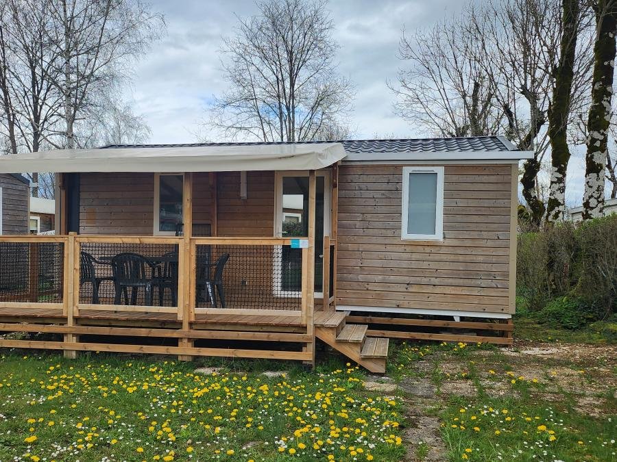 Camping Pas Cher vous présente avec son site Officiel campingpascher.fr, le Camping Des Pêcheurs classé 3 étoiles, situé sur la commune de Pont De Poitte dans le département Jura (Franche Comté) en France. Le camping Des Pêcheurs, vous présente un hébergement de type mobil-home de 28 m² avec climatisation et télévision. Le camping Des Pêcheurs vous propose du sam. 20 juin au sam. 27 juin 2026, en promotion à -28% pour 7 nuits à 400 € au lieu de 560,0 € soit une Économie de 160 €. Cette location propose 22 dates différentes pour réserver votre séjour. Découvrez également les 16 autres gammes d'hébergements du camping. Les Avis clients pour le Camping Des Pêcheurs sont excellents avec une note moyenne de 8 sur 10. LacRivière, Piscine couverte, Piscine extérieure, Aire de jeux enfants, Parcours sportif, Ping-pong, Pétanque, Randonnée, Terrain multisports, Boulangerie, Bureau de tabac, Créperie, Dépôt de pain, Supermarché,... En savoir plus : cliquez-ICI.