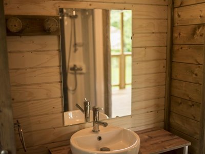 Cliquez pour découvrir toutes les photos de l'HÉBERGEMENT ! tente en toile et bois - Des Pêcheurs photo 6