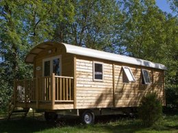 Camping Pas Cher vous présente avec son site Officiel campingpascher.fr, le Camping Des Pêcheurs classé 3 étoiles, situé sur la commune de Pont De Poitte dans le département Jura (Franche Comté) en France. Le camping Des Pêcheurs, vous présente un hébergement de type hébergement insolite de 21 m² pour 2 personnes. Le camping Des Pêcheurs vous propose du lundi 25 mai au lundi 01 juin 2026, en promotion à -28% pour 7 nuits à 275 € au lieu de 385,0 € soit une Économie de 110 €. Cette location propose 56 dates différentes pour réserver votre séjour. Découvrez également les 16 autres gammes d'hébergements du camping. Les Avis clients pour le Camping Des Pêcheurs sont excellents avec une note moyenne de 8 sur 10. LacRivière, Piscine couverte, Piscine extérieure, Aire de jeux enfants, Parcours sportif, Ping-pong, Pétanque, Randonnée, Terrain multisports, Boulangerie, Bureau de tabac, Créperie, Dépôt de pain, Supermarché,... En savoir plus : cliquez-ICI.