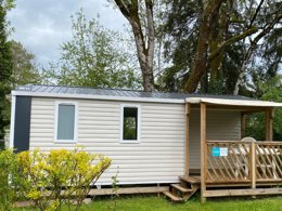 Camping Pas Cher vous présente avec son site Officiel campingpascher.fr, le Camping Des Pêcheurs classé 3 étoiles, situé sur la commune de Pont De Poitte dans le département Jura (Franche Comté) en France. Le camping Des Pêcheurs, vous présente un hébergement de type mobil-home de 22 m² pour 2 personnes et télévision. Le camping Des Pêcheurs vous propose du lundi 25 mai au lundi 01 juin 2026, en promotion à -28% pour 7 nuits à 275 € au lieu de 385,0 € soit une Économie de 110 €. Cette location propose 55 dates différentes pour réserver votre séjour. Découvrez également les 16 autres gammes d'hébergements du camping. Les Avis clients pour le Camping Des Pêcheurs sont excellents avec une note moyenne de 8 sur 10. LacRivière, Piscine couverte, Piscine extérieure, Aire de jeux enfants, Parcours sportif, Ping-pong, Pétanque, Randonnée, Terrain multisports, Boulangerie, Bureau de tabac, Créperie, Dépôt de pain, Supermarché,... En savoir plus : cliquez-ICI.