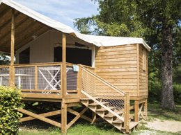 Camping Pas Cher vous présente avec son site Officiel campingpascher.fr, le Camping Des Pêcheurs classé 3 étoiles, situé sur la commune de Pont De Poitte dans le département Jura (Franche Comté) en France. Le camping Des Pêcheurs, vous présente un hébergement de type tente en toile et bois de 22 m² pour 2 personnes et télévision. Le camping Des Pêcheurs vous propose du sam. 05 septembre au sam. 12 septembre 2026, en promotion à -28% pour 7 nuits à 305 € au lieu de 427,0 € soit une Économie de 122 €. Cette location propose 17 dates différentes pour réserver votre séjour. Découvrez également les 16 autres gammes d'hébergements du camping. Les Avis clients pour le Camping Des Pêcheurs sont excellents avec une note moyenne de 8 sur 10. LacRivière, Piscine couverte, Piscine extérieure, Aire de jeux enfants, Parcours sportif, Ping-pong, Pétanque, Randonnée, Terrain multisports, Boulangerie, Bureau de tabac, Créperie, Dépôt de pain, Supermarché,... En savoir plus : cliquez-ICI.